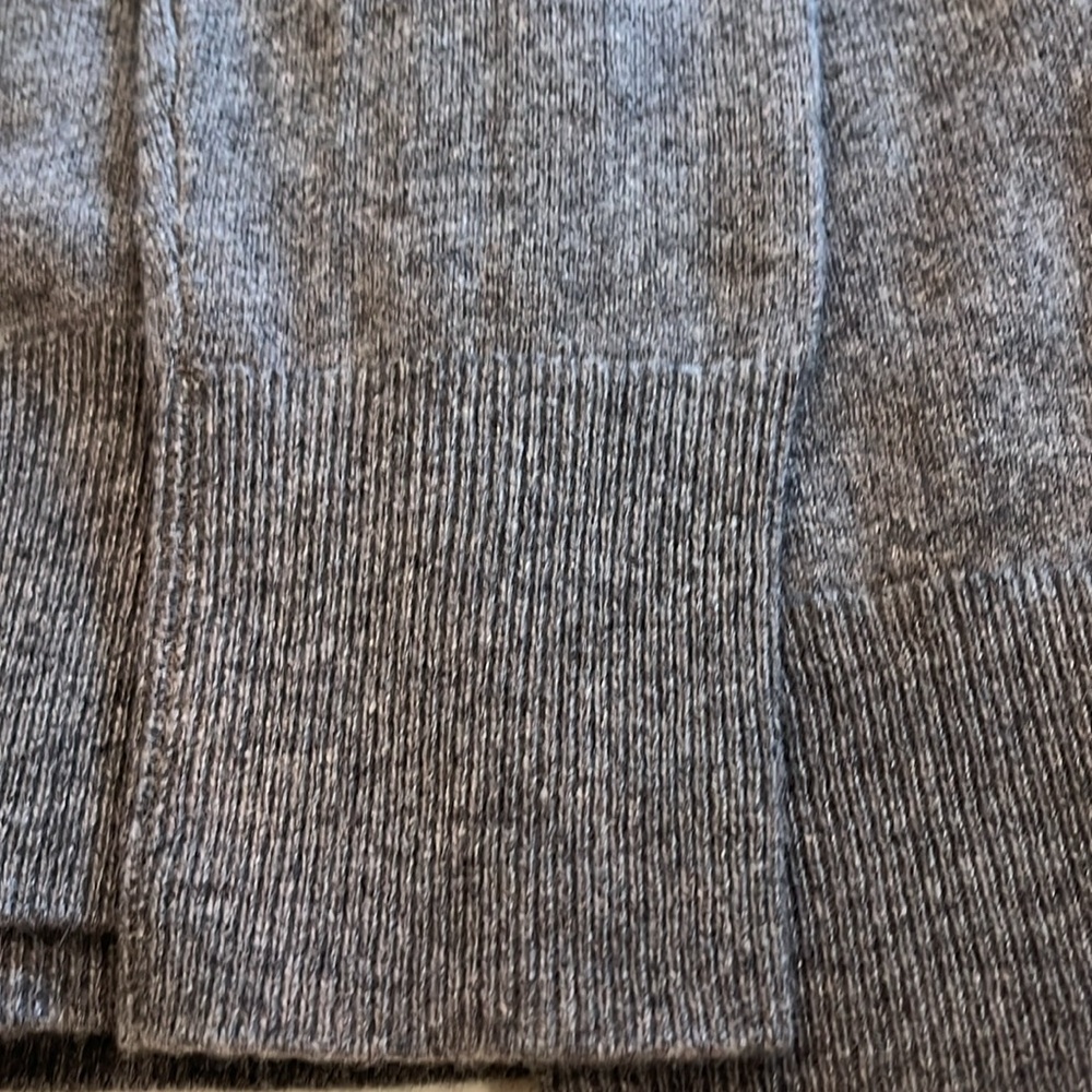 100% Cashmere Men’s V-neck by Halogen. Ribbed along V-neckline, waist & sleeve - Picture 8 of 11